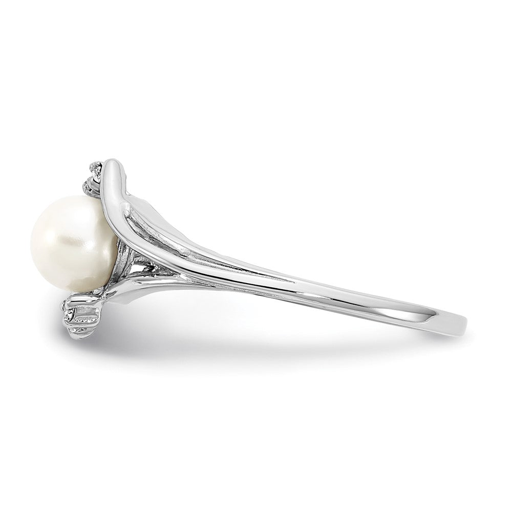 14k White Gold 5mm FW Cultured Pearl VS Diamond ring