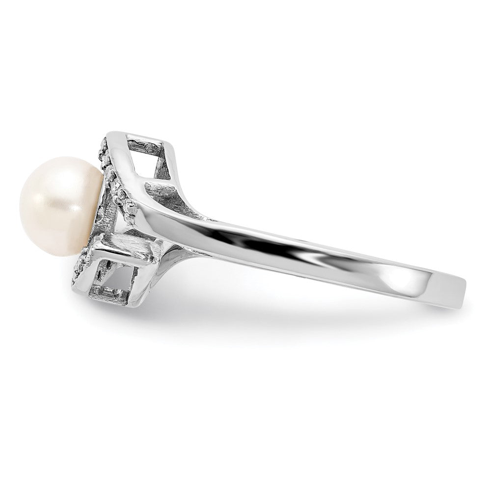 14k White Gold 5.5mm FW Cultured Pearl VS Diamond ring
